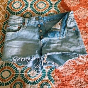 Light Levi’s Jean shorts
